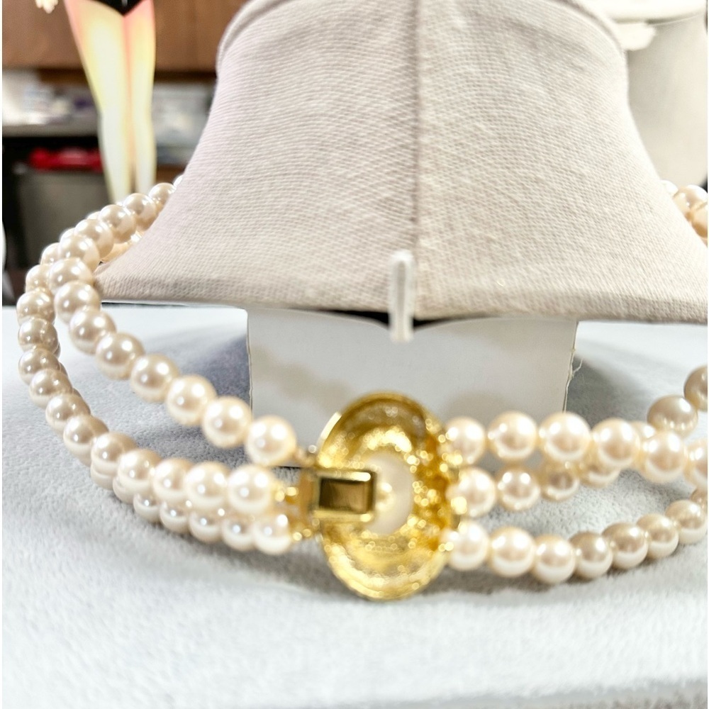 Vintage Signed Richelieu Triple Strand Faux Pearl Gold Tone Clasp Necklace - Picture 4 of 4